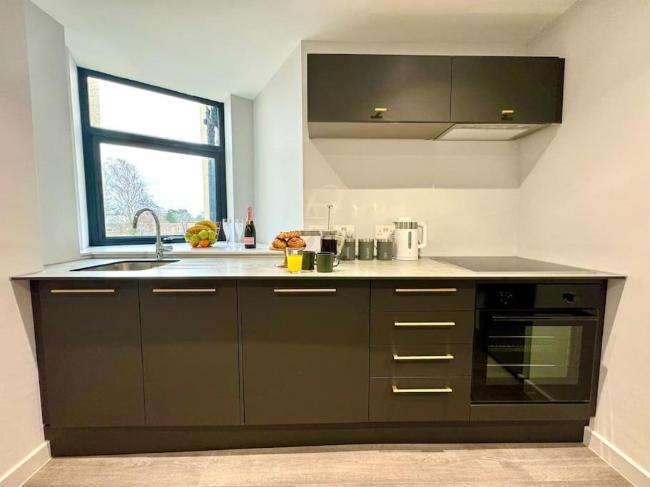 Bournemouth Getaway: 3Br Apartment Near Beach Экстерьер фото